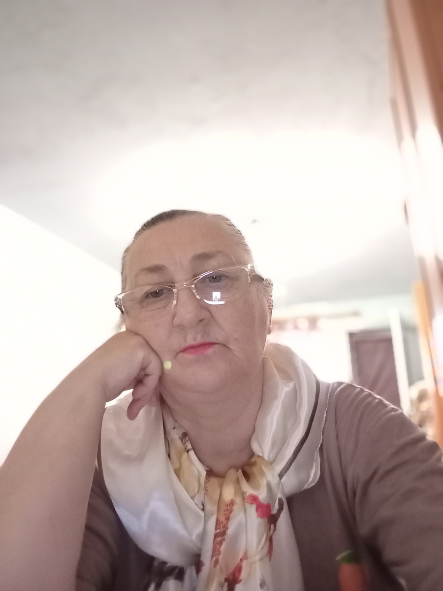 ФОто автора статьи. Задумалась над новой статьёй.