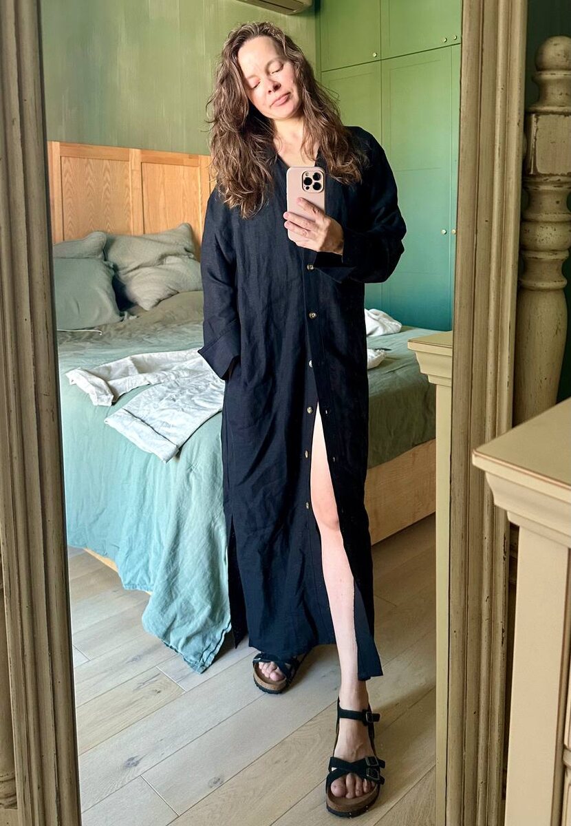 На моей подруге Лене платье-рубашка от белорусского бренда Mark Formelle. Бренд представлен на всех маркет-плейсах, цены разные от 3500 до 4500