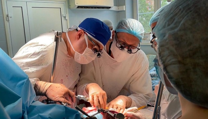 Это сплит-трансплантация печени – она позволяет спасти с помощью одного донорского органа жизни сразу двух пациентов.