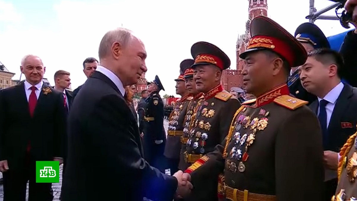    Путин пообщался с военными из КНДР после парада Победы