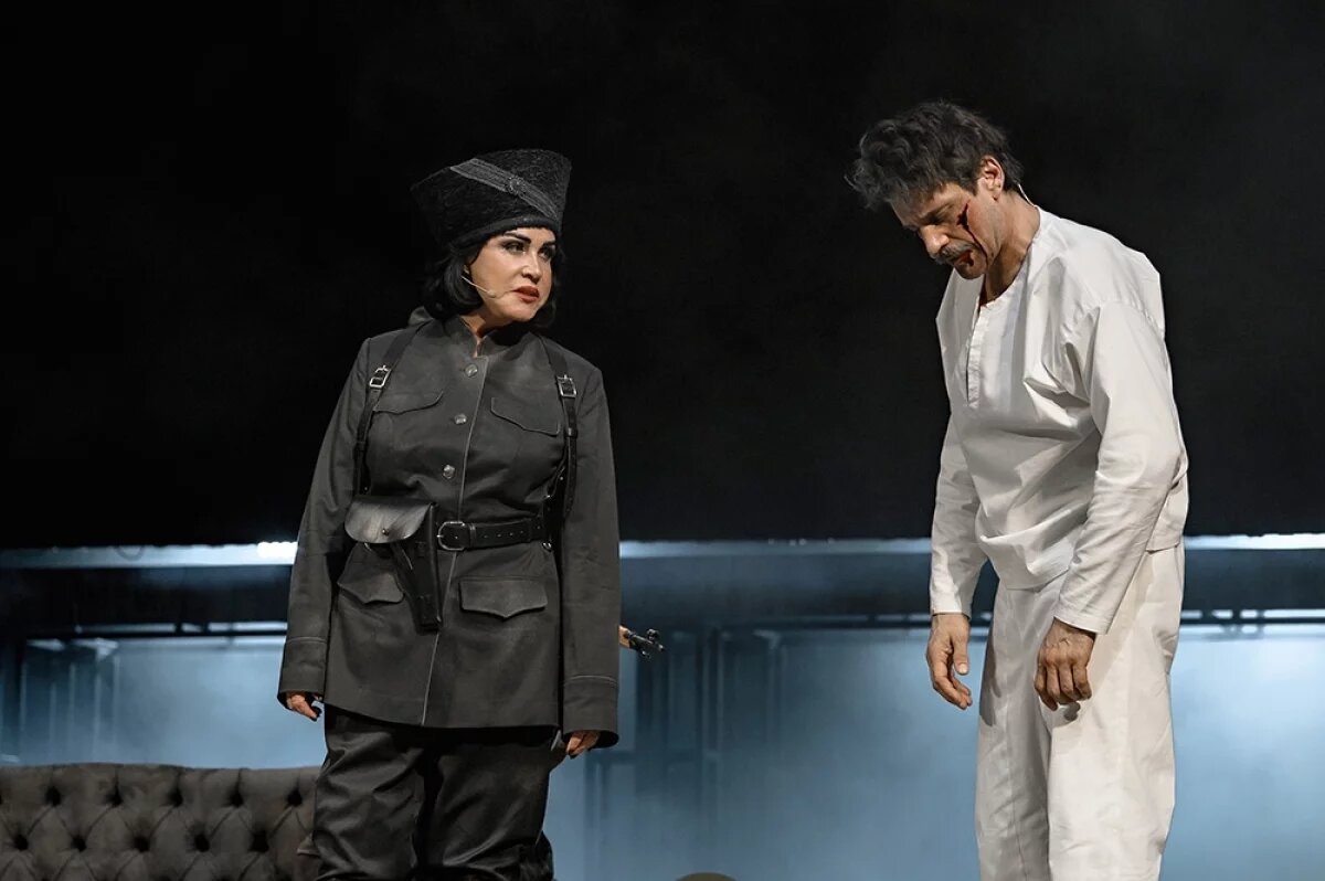    Надежда Бабкина на сцене театра.