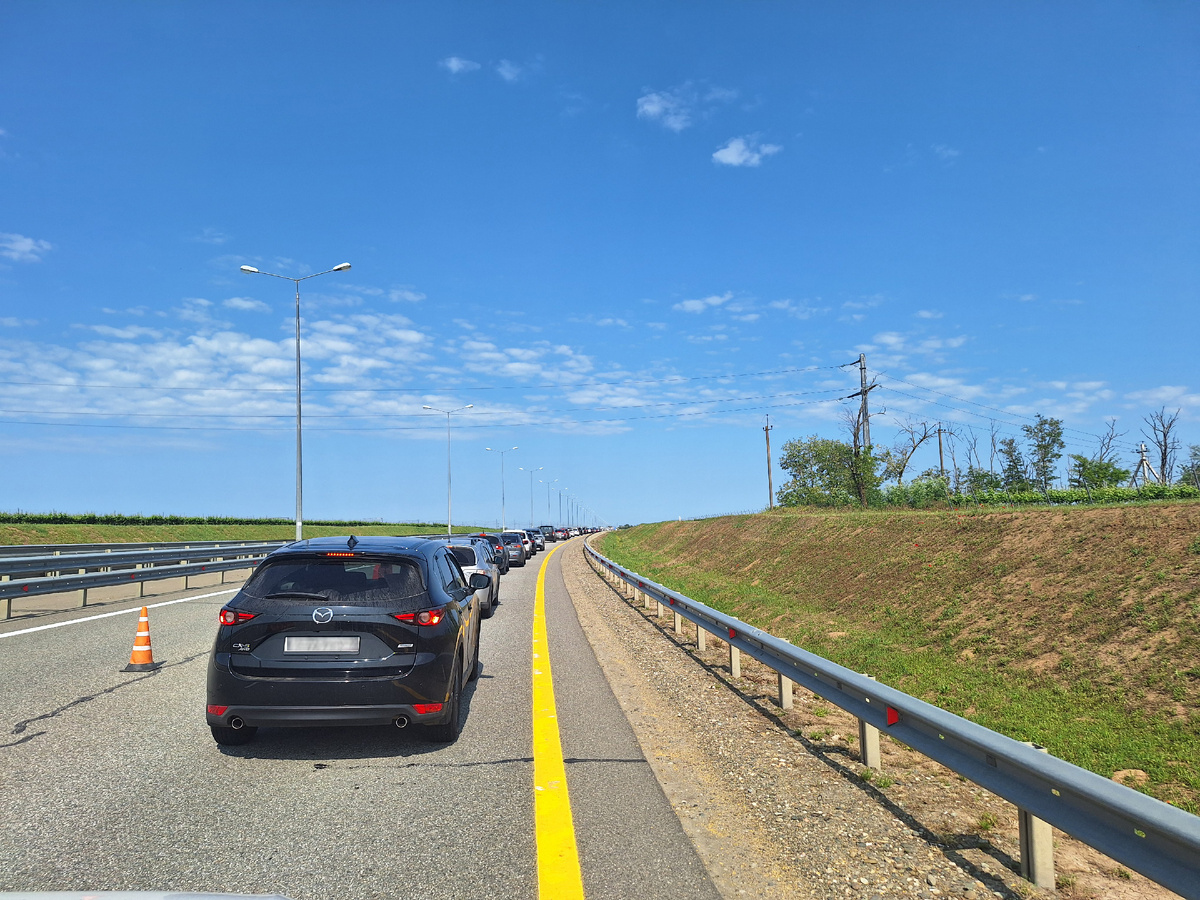 Очередь начначаась задого до пункта досмотра.