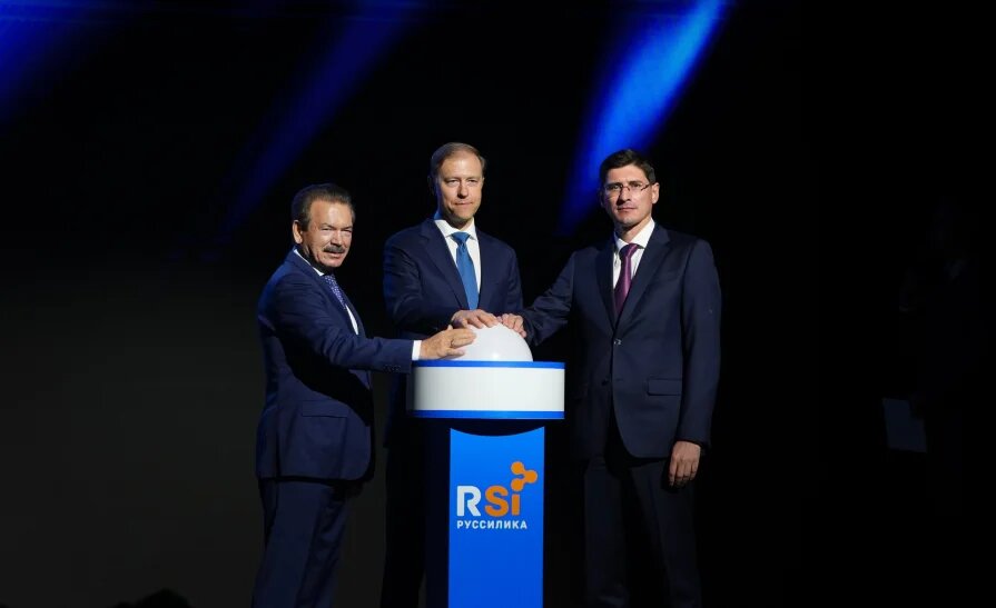 © Правительство Нижегородской области / nobl.ru / CC BY 4.0 («Ровно два года назад, 1 июня 2023 года, мы тем же составом заложили первый камень данного предприятия. Этот завод — импортозамещение в чистом виде — такая продукция ранее не выпускалась на территории России», — цитирует первого вице-премьера РФ Дениса Мантурова пресс-служба ГК «Титан»)