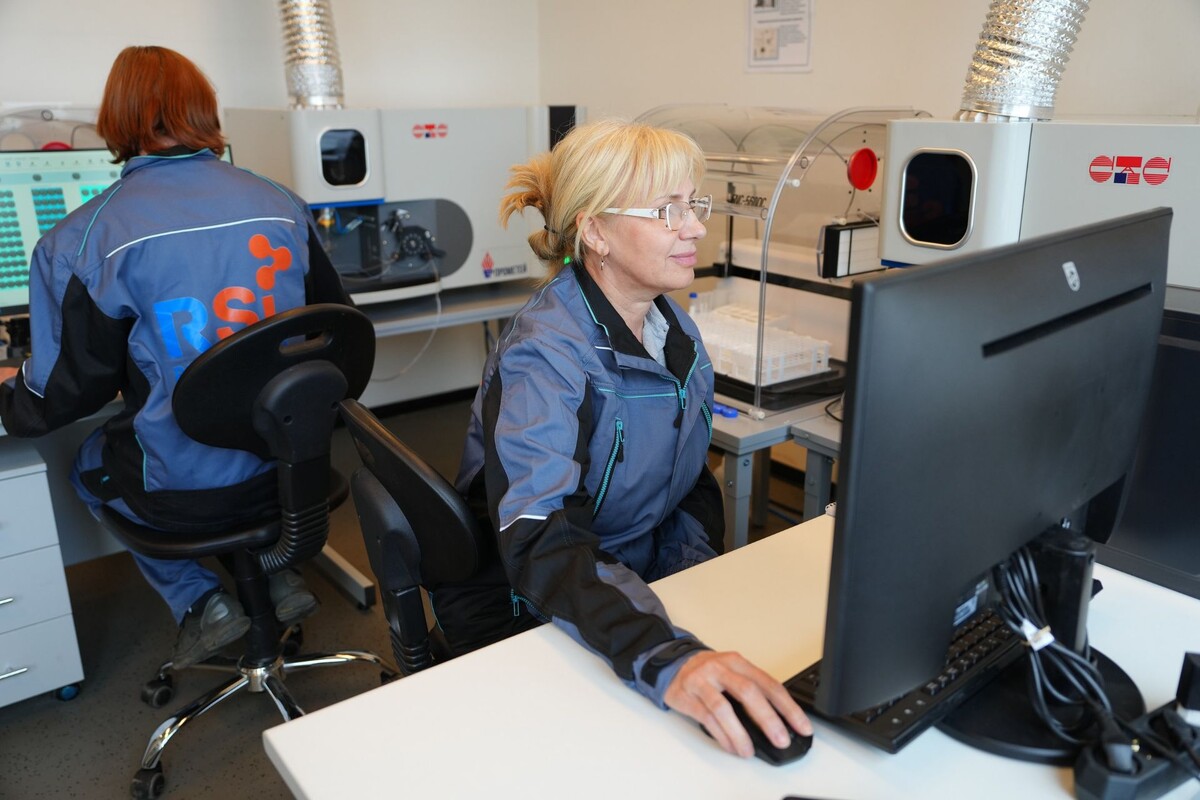 © Правительство Нижегородской области / nobl.ru / CC BY 4.0 (Благодаря современному оборудованию и запатентованным технологиям на новом заводе будут производить микронизированные силикагели с параметрами, соответствующими сфере применения)