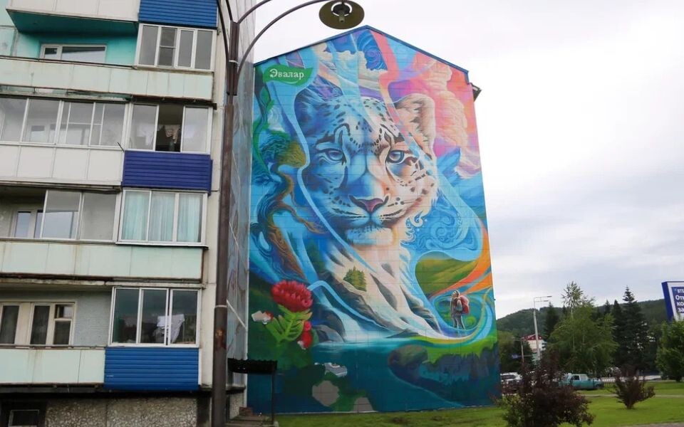    Мурал с изображением барса в Горно-Алтайске