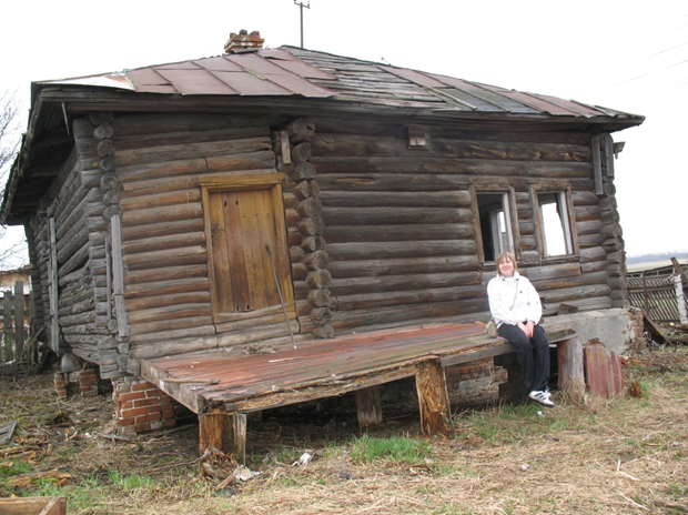 На снимке Софья Мамина на пороге старинного дома, из которого лестница переехала в новый.