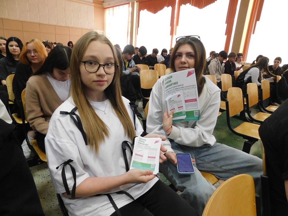    Волонтеры отдела молодежной политики подготовили раздаточный материал по объектам благоустройства в Линево. Фото Анны Зубаревой