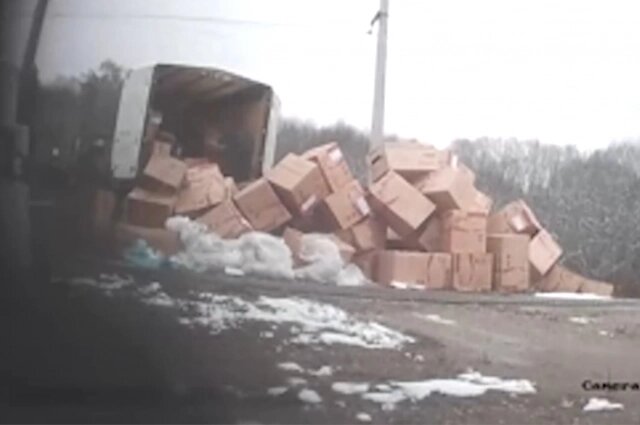    У железнодорожного перегона, как правило, ждали уже грузовые машины. Фото: Кадр из видео