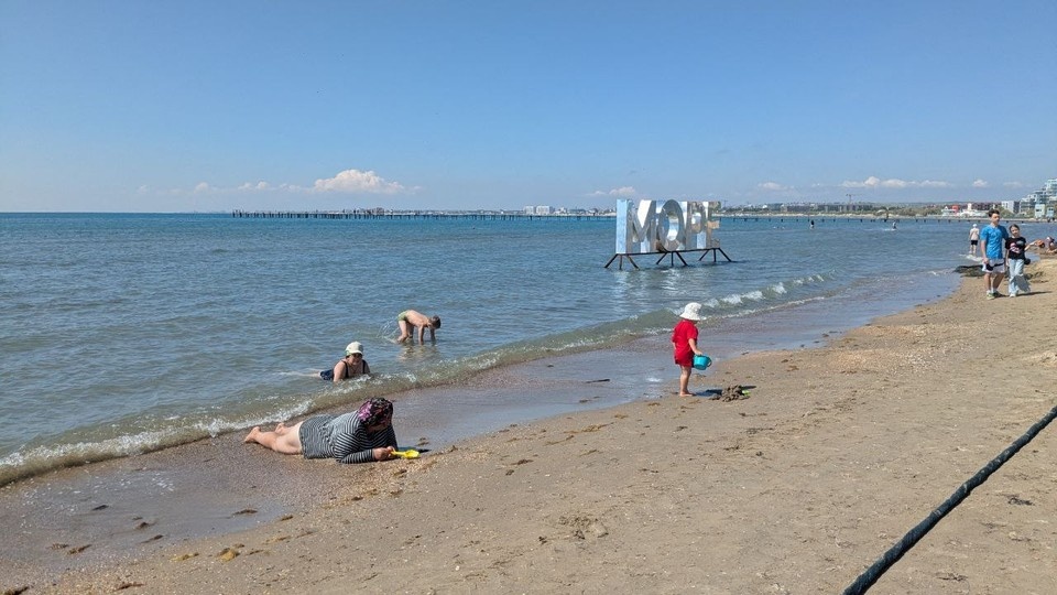    Туристы игнорируют запреты на купание в море. Оксана КАДОЧНИКОВА