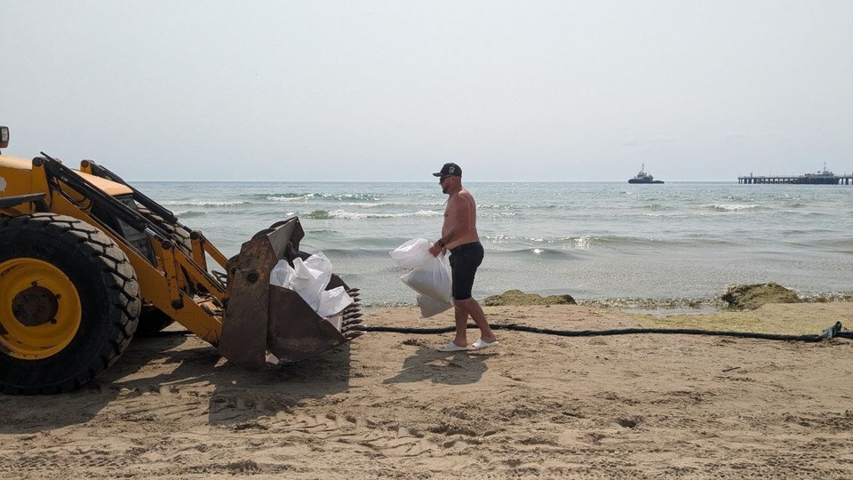    Борьба с мазутом не закончилась. Оксана КАДОЧНИКОВА