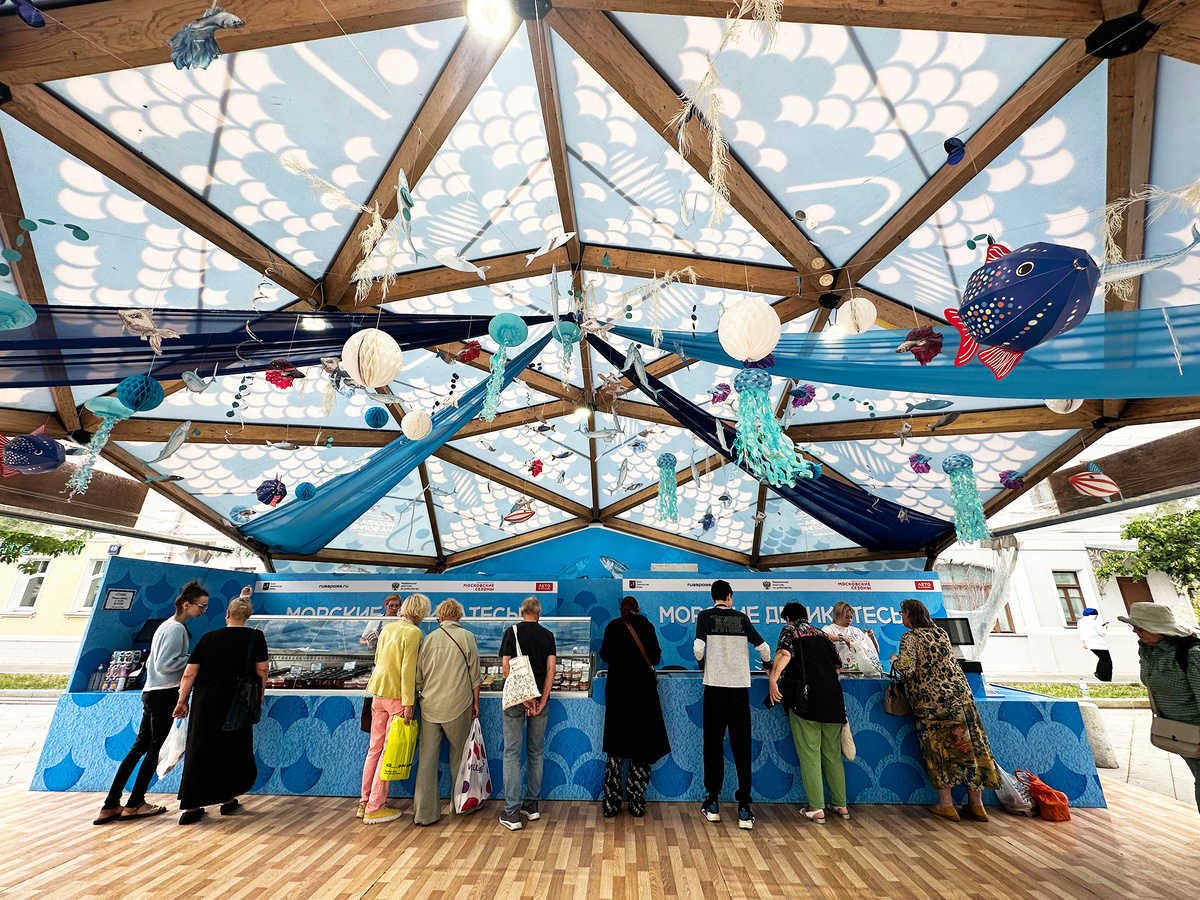 Очередь в шатре с морскими деликатесами