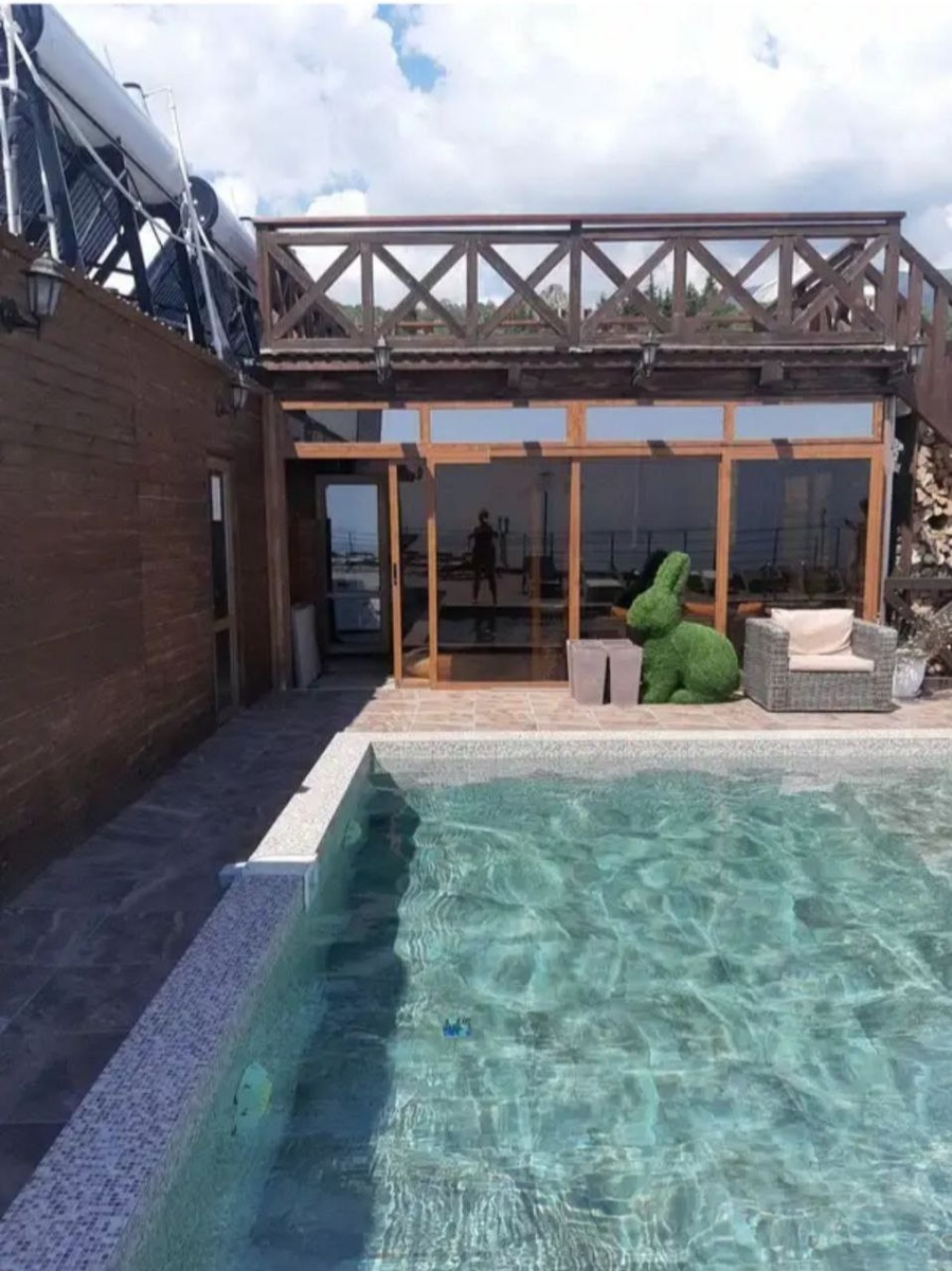 На крыше отеля