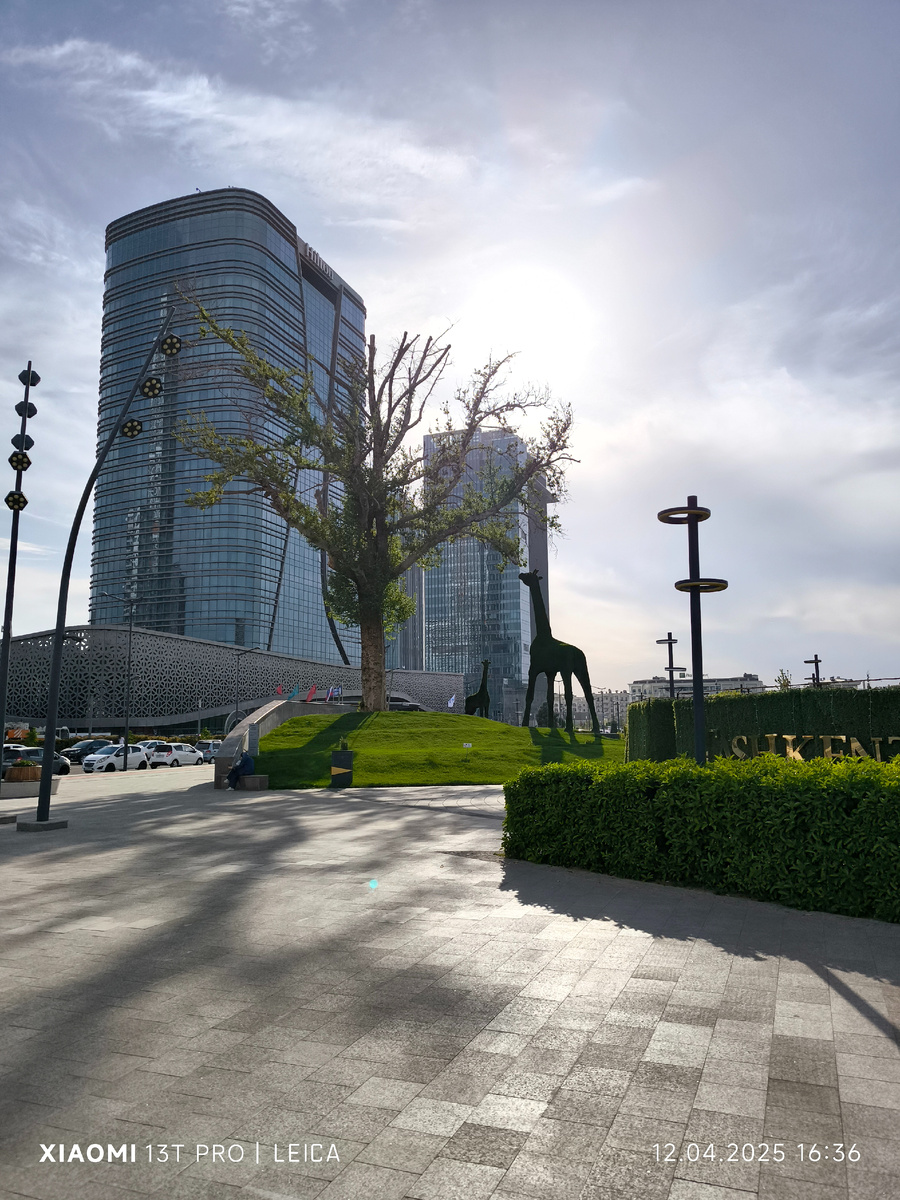 Вид на отель Хилтон. Вечером на него проицируется световые инсталяции