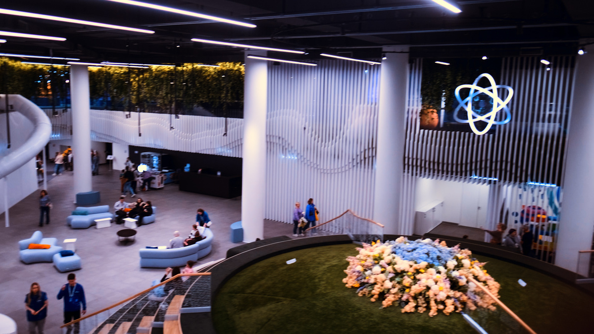 На подземных этажах царит атмосфера, которая вызывает ассоциации с настоящим бункером из популярных сериалов. Это место вполне можно представить как зону отдыха в подземном постапокалиптическом городе