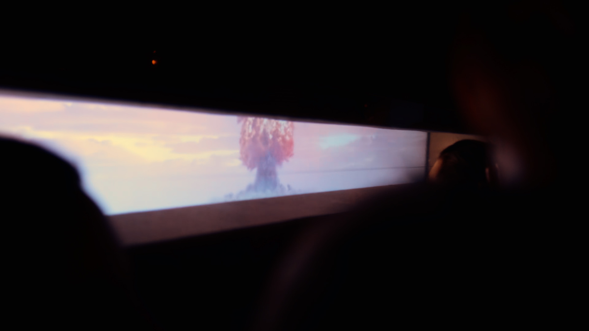 Раздается тревожная сирена, и сквозь небольшое импровизированное окно вы видите, как поднимается грибовидное облако от взрыва бомбы. Через мгновение на вас обрушивается волна жаркого воздуха. Полное ощущение присутствия.