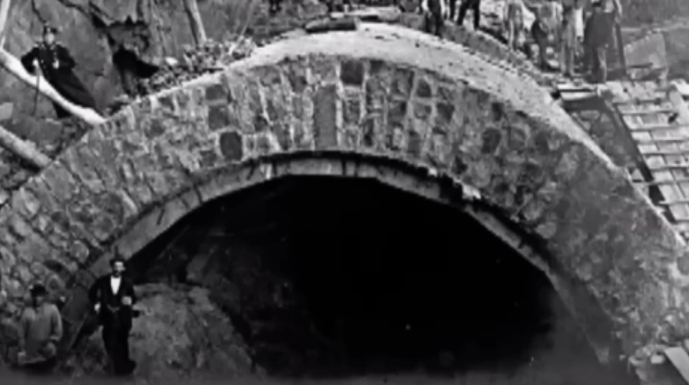    ТАЙНА УРАЛЬСКИХ ГОР ПОД СКАЛАМИ: НЕВЫЯВЛЕННЫЙ ТОННЕЛЬ ИЗ 18 ВЕКА