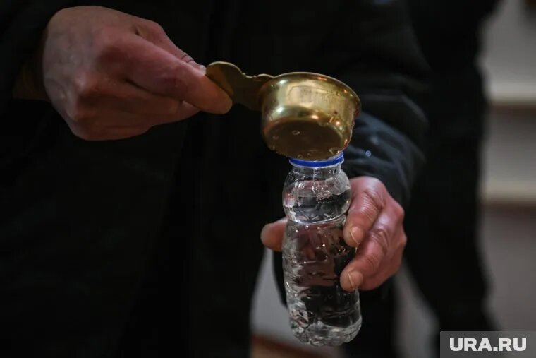 Пермская юристка недовольна тем, что в церкви продают немаркированную воду. Фото: Владимир Жабриков © URA.RU
