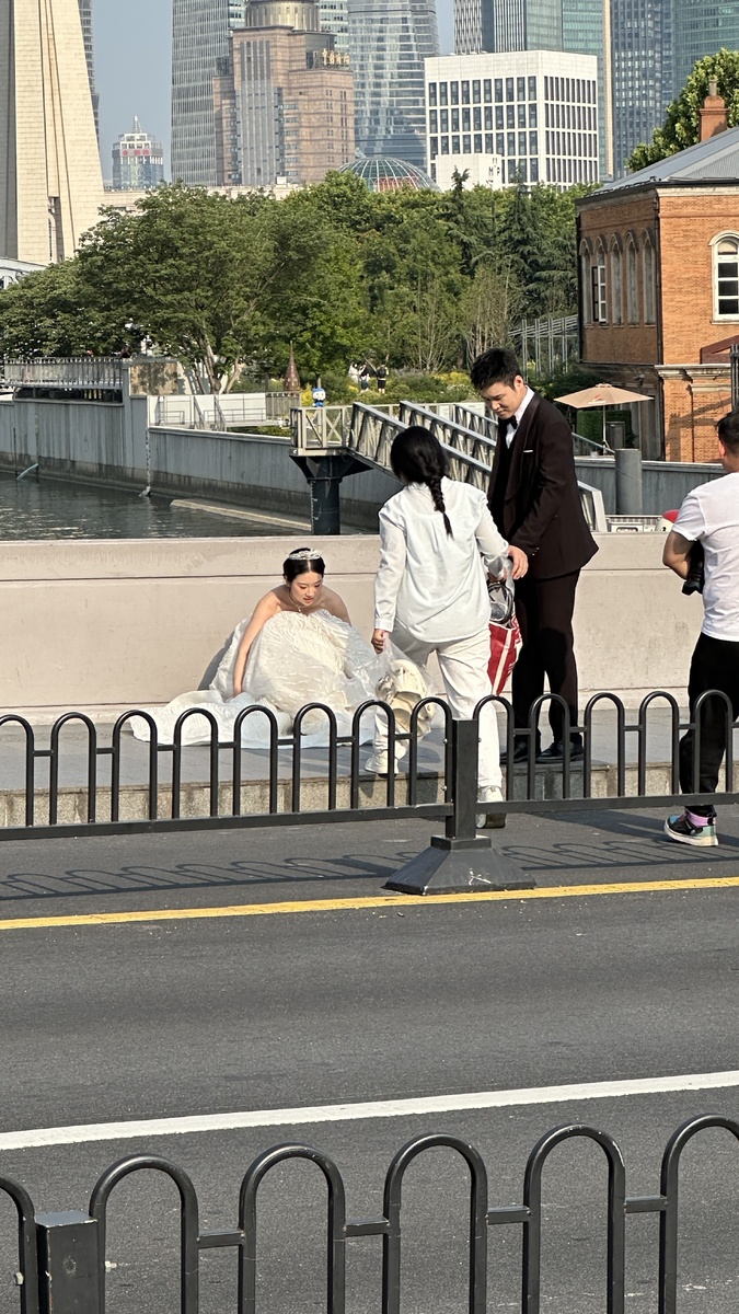 Посмотрели на молодоженов и их фотосессии 