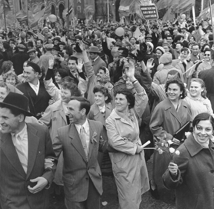 Страну вместе с Соц.сообществом.От Берлина.до Японии.Уверенность в завтрашнем дне.Детский сад.школу с хорошим образованием.Институт.Друзей.на стипендию.института и от спорт комитета+ талоны на питание.спорт форму.Мог обедать и ужинать в любом ресторане.Осетриной и черн.икрой..летал по стране на соревнования бесплатно.Сборы на курортах.мед.обслуживание.диспанцеризацию.баню.бассейн.Ездил.на соревнования в составе сборной Ссср.по миру.бесплатно.как спортсмен и тренер.Друзей.учителей.Получил Квартиру в Москве.Работал в лучших в мире Институтах преподавал проффесорам курсы повышения квалификации.получил еще Мед.образование.Имел 21ю волгу уже в 19 лет..Получил стаж работы в Ссср и сегодня пенсию.