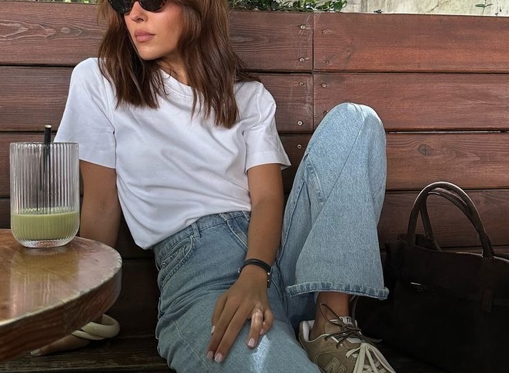 10 актуальных образов с белой футболкой: как собрать стильный летний гардероб