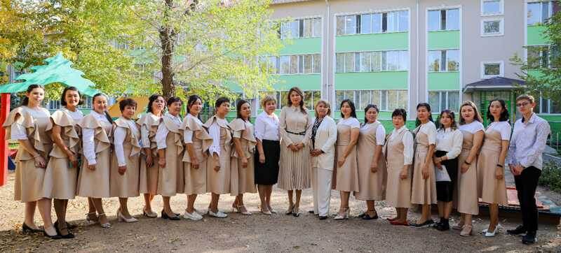 Балабақша меңгерушісі Альфия Жанатовна Мақамбаева ұжымымен