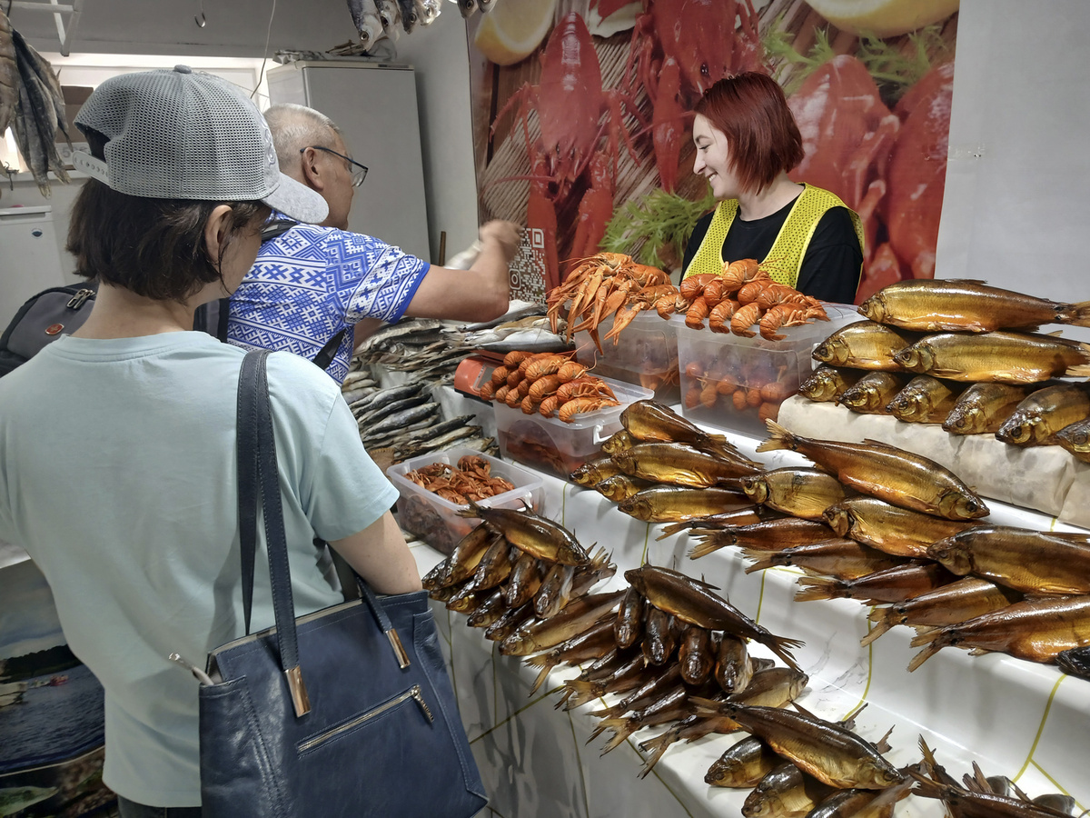 В магазинах продают очень вкусную рыбу. Одно название запомнил - пелядь. Другие не запомнил.