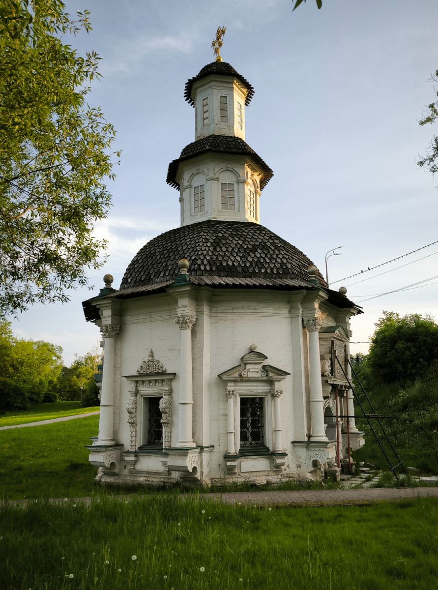 Пятницкая часовня на месте колодца, откуда отец Сергий на гору воду таскал. Нарышкинское барокко 