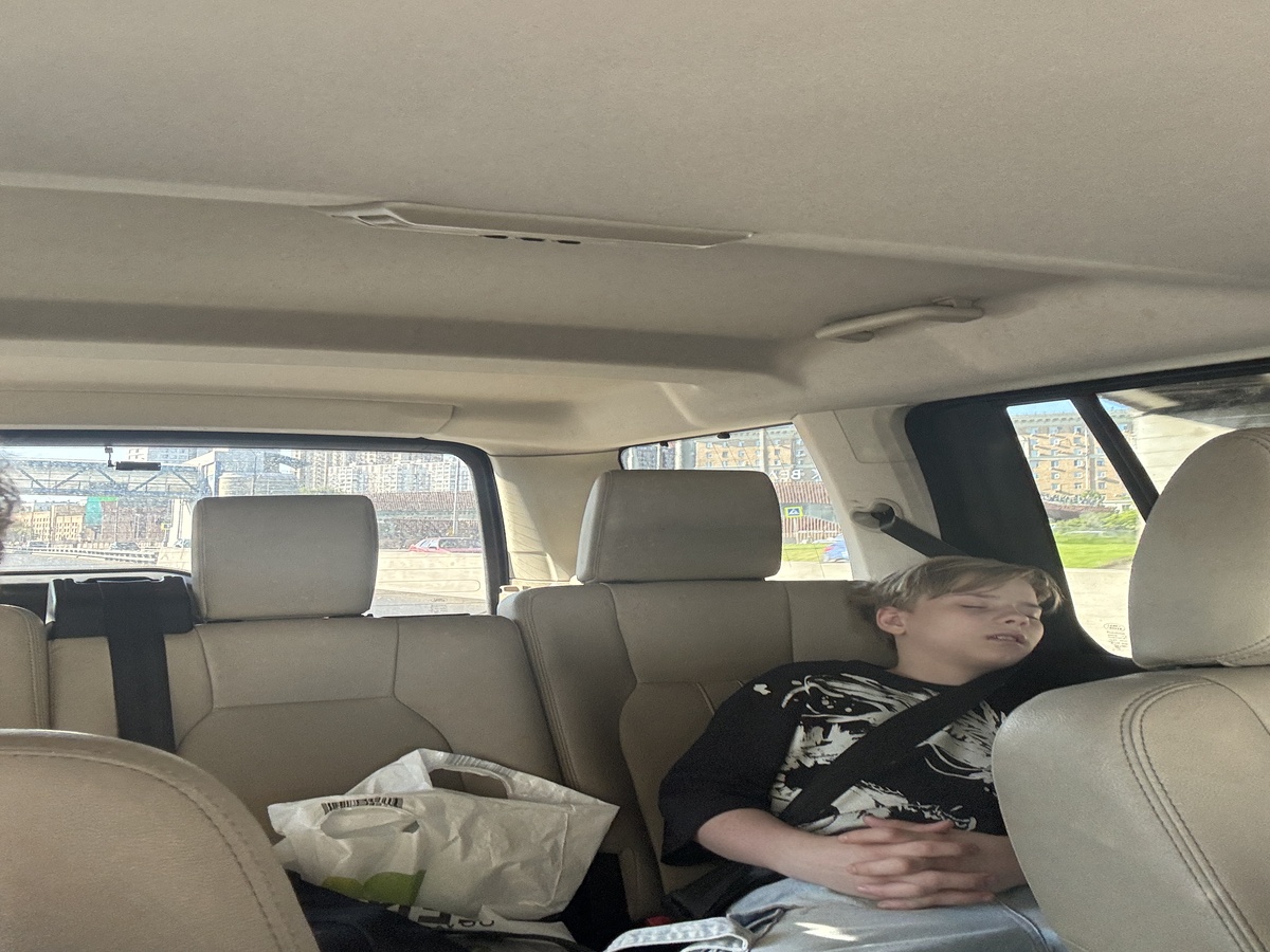 Везу его в лагерь к 8 утра, досыпает по дороге ))
