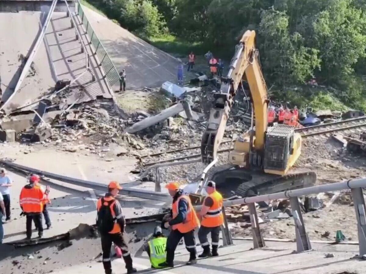    Аварийно-спасательные работы на месте обрушения моста в Брянской области© МЧС России/Telegram