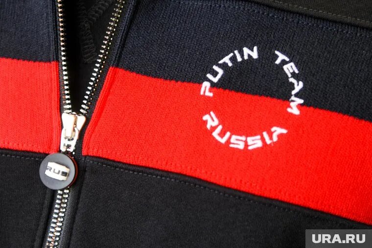 На точке была представлена одежда спортивного стиля для мужчин и женщин. Фото: Вадим Ахметов © URA.RU