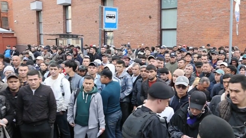 Более 200 мигрантов доставили в полицию после рейдов на стройках Петербурга