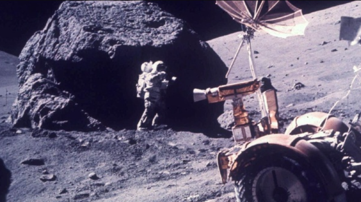 Огромный валун на Луне