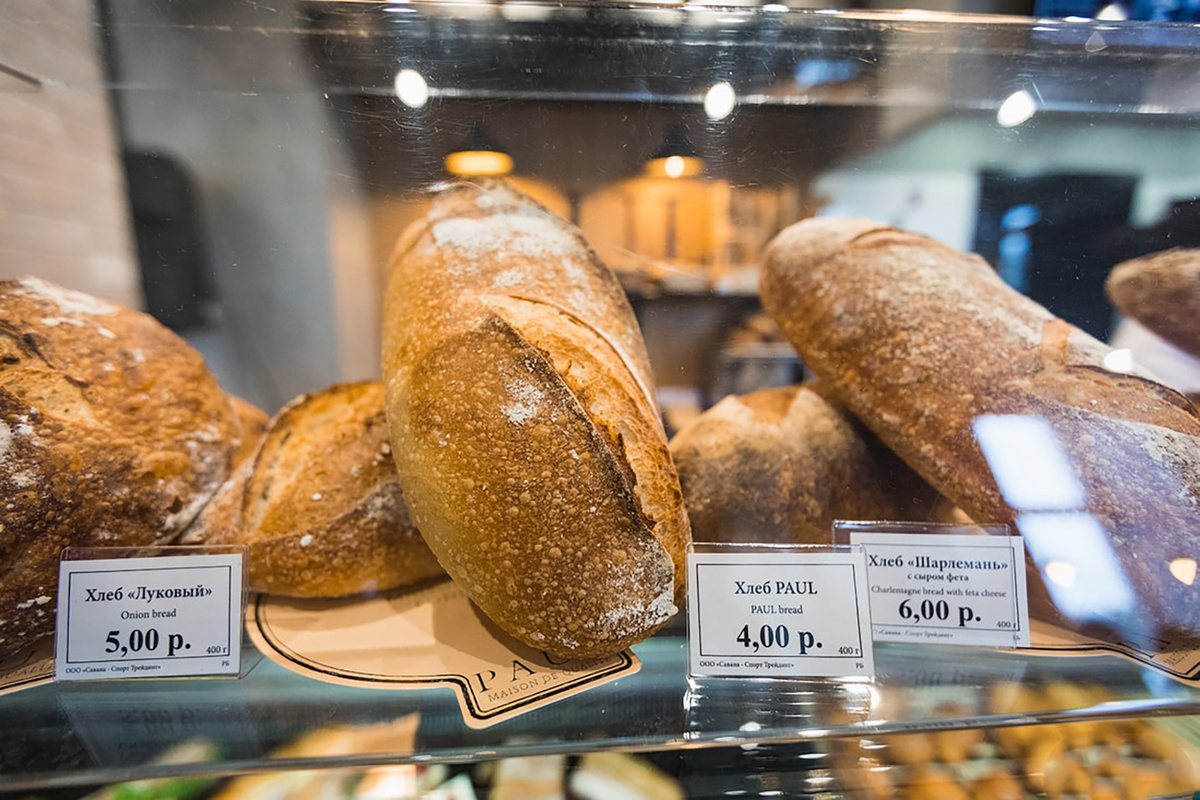 За процессом выпекания хлеба благодаря открытой кухне гость мог наблюдать лично 