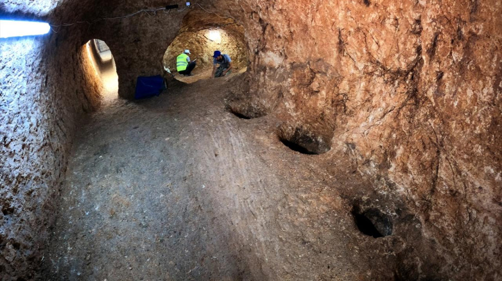    Охотник в тайге наткнулся на радиационного человека из загадочного подземного города