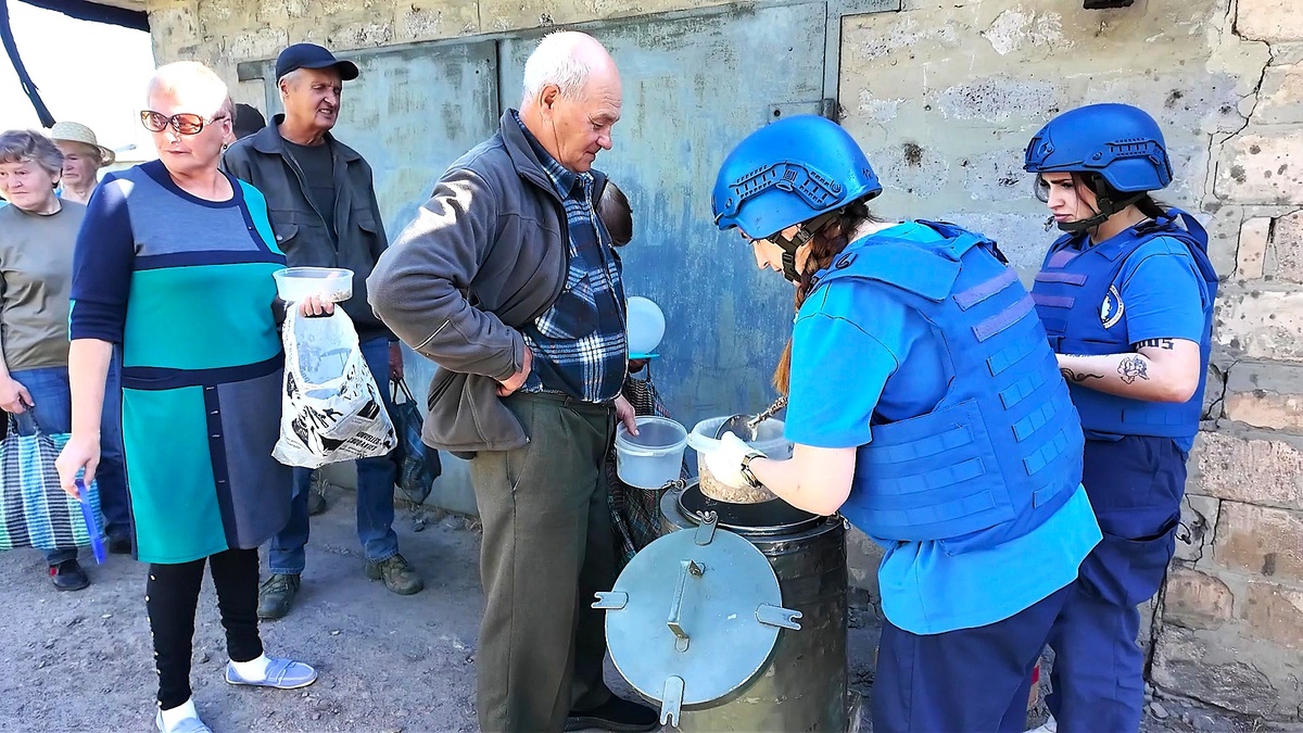    Добровольцы ГДК привозят горячее питание жителям Новодружеска в ЛНР