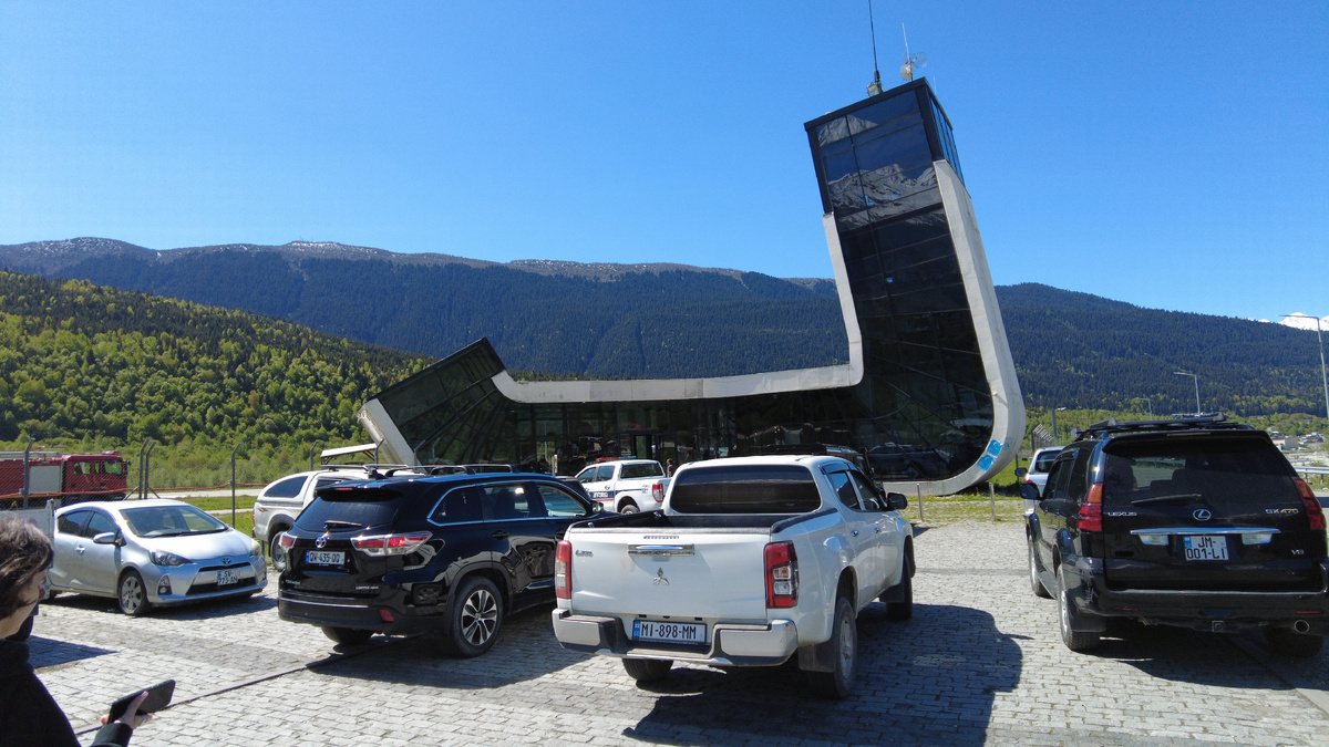 Так выглядит аэропорт царицы Тамары в Местии. Построен по проекту немецкого архитектора Юргена Мейера Херманна в 2010 году. Фото автора.