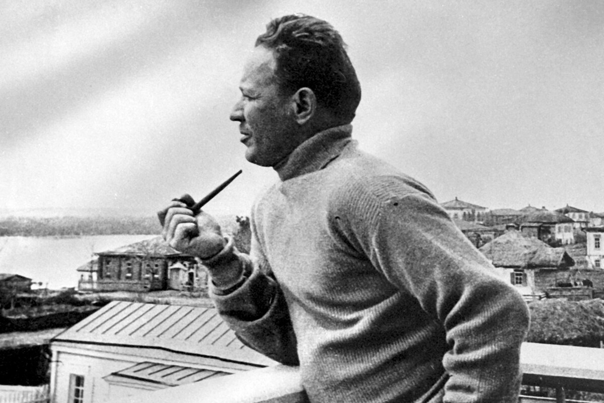    Писатель Михаил Шолохов на балконе своего дома в станице Вешенской./РИА Новости