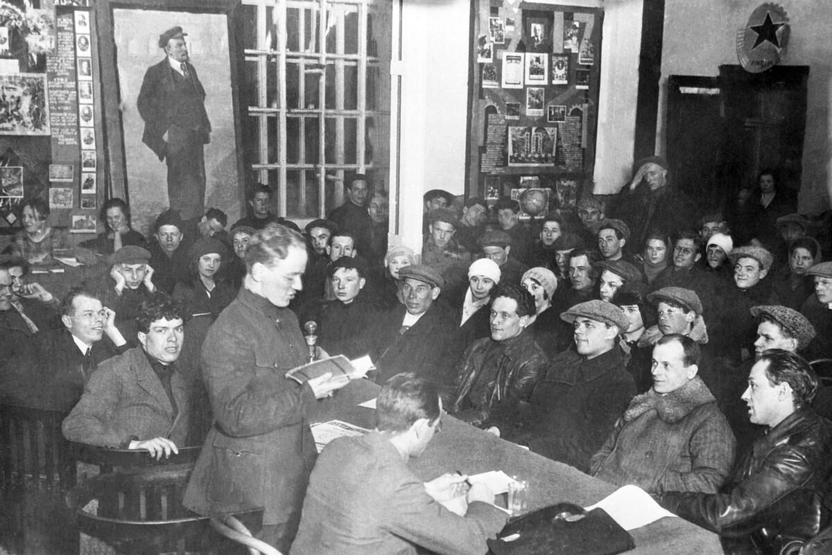    Писатель Михаил Александрович Шолохов за чтением отрывка из романа "Тихий Дон" в рабочем клубе завода "Красный богатырь". 1929 год./Евгений Леонов/ РИА Новости