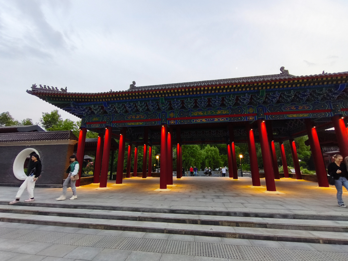 вечером включают подсветку 