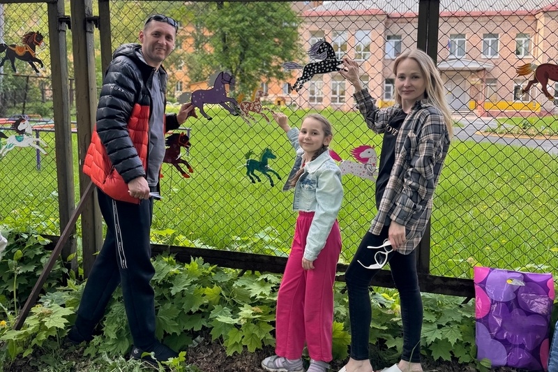    Деревянными фигурами украсили ограждение детсада № 72 на Металлургов, 9 Б.