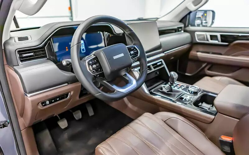 Интерьер отнюдь не утилитарный. Есть всё, что полагается дорогому пикапу – отличная кожа, 14‑дюймовая «плазма» по центру, разнообразная электроника, включая комплекс водительских ассистентов.