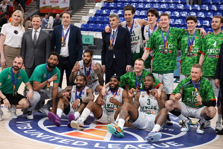    УНИКС с бронзовыми медалями / фото: unics.ru