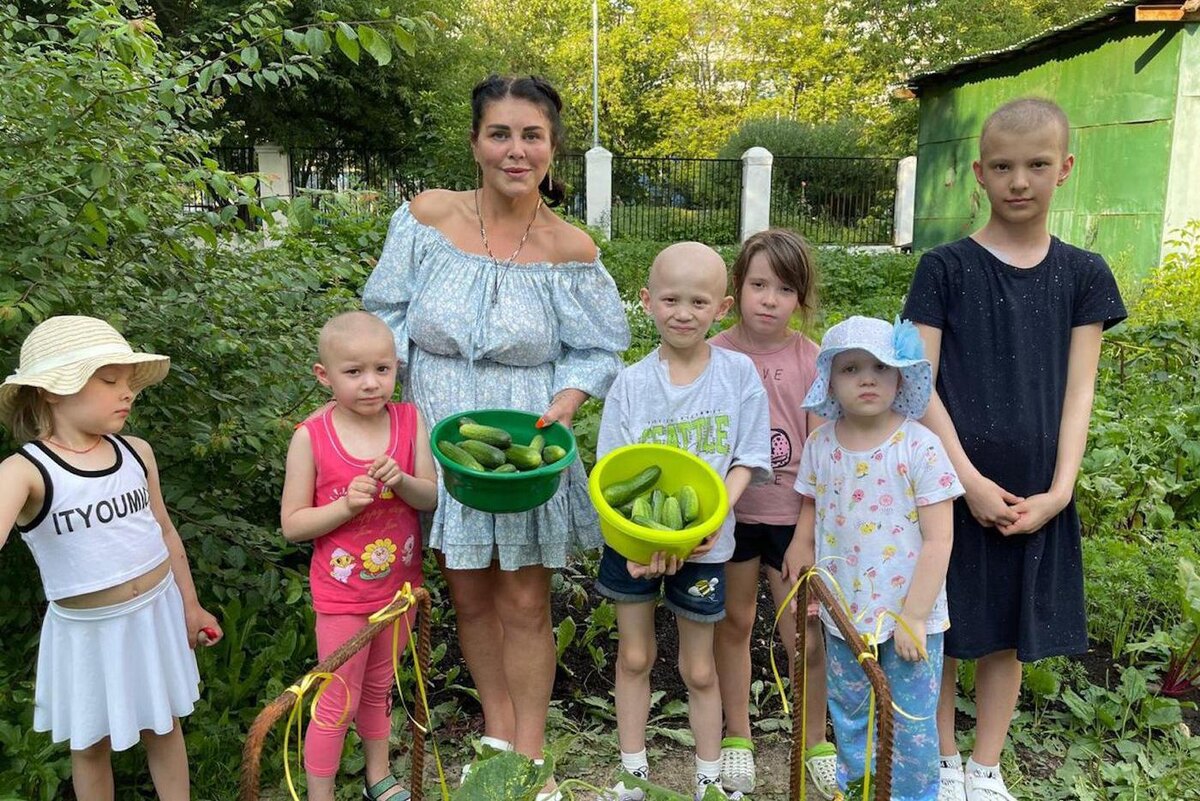 Постояльцы "Доброго дома" собирают урожай огурцов, выращенных на территории гостиницы @Пресс-служба "Доброго дома" 