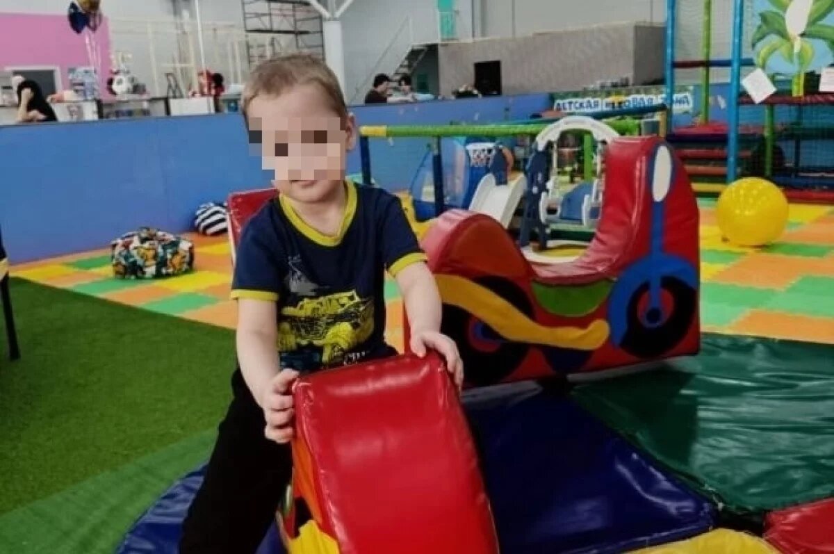    Мальчик попал в приют с сестрами.