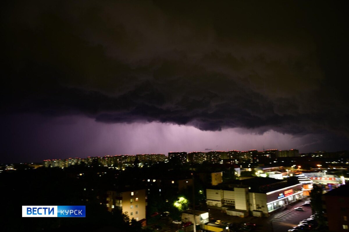     Завораживающую грозу ночью наблюдали куряне