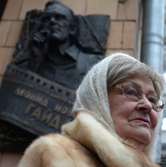 Нина Гребешкова на церемонии открытия мемориальной доски Леониду Гайдаю