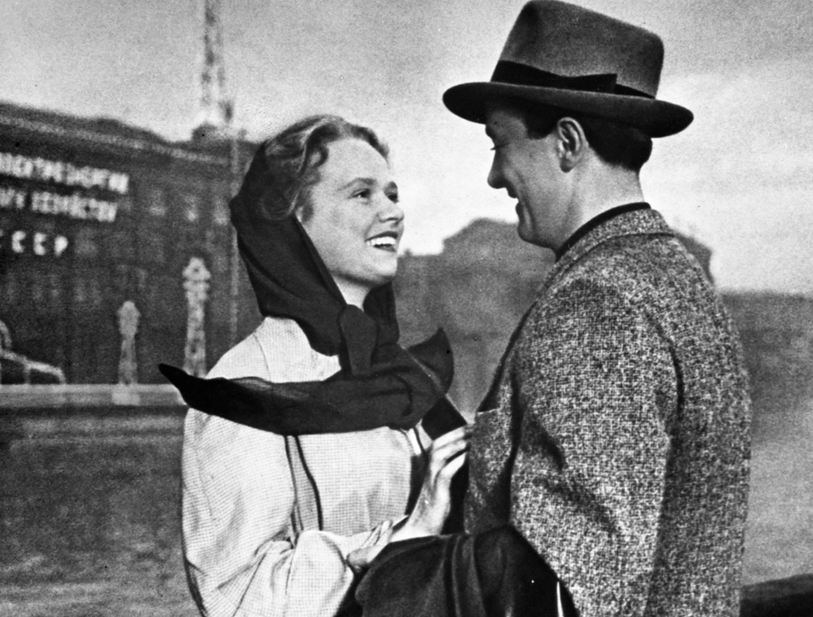 Кадр из фильма Ивана Пырьева «Испытание верности». Нина Гребешкова и Олег Голубицкий, 1954 год