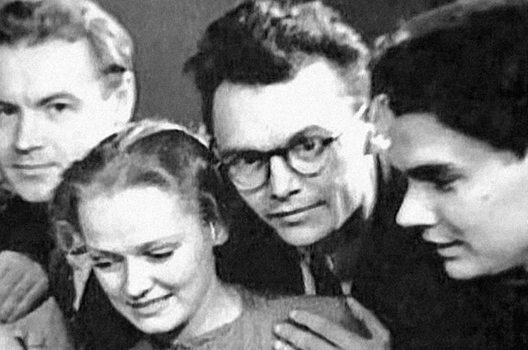 Нина Гребешкова и Леонид Гайдай (в центре)