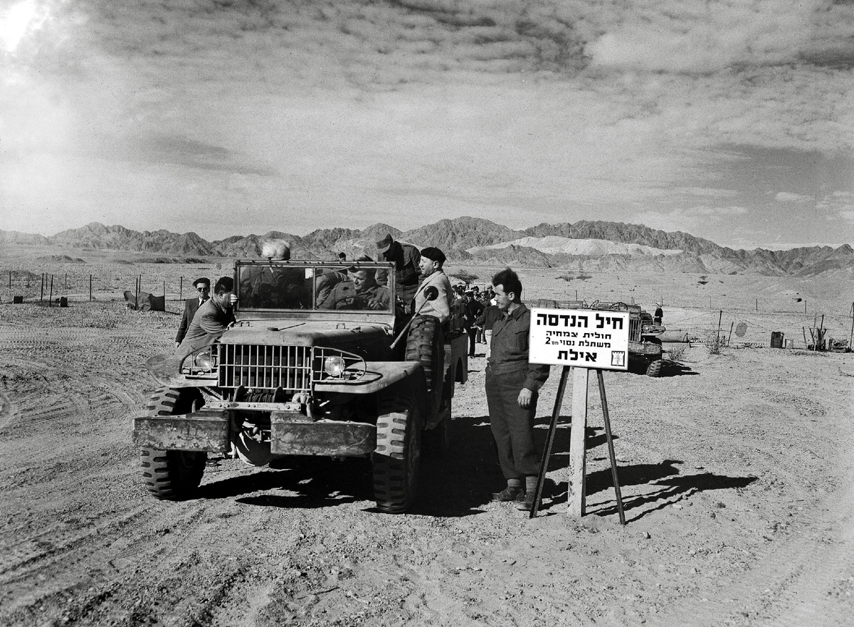  Давид Бен-Гурион в ходе визита в Эйлат, 1949 год, В качестве транспорта используется Dodge WC-52.