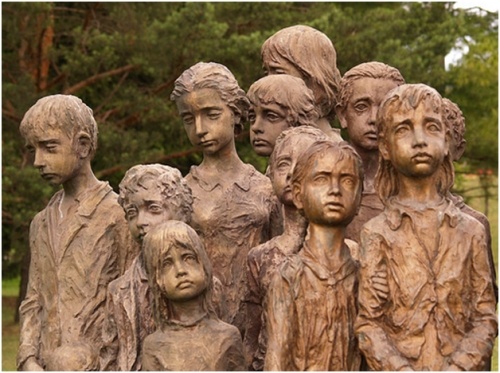 Эти дети смотрят на нас, и напоминают о резне, устроенной фашистами